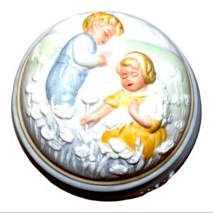 𝅺AVON vintage music box, released for Mother’s Day 1985, petite, nostalgic